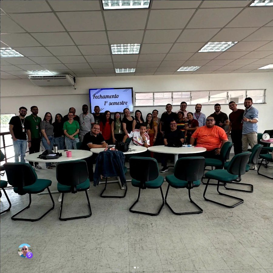 Equipe da escola reunida no fechamento do semestre